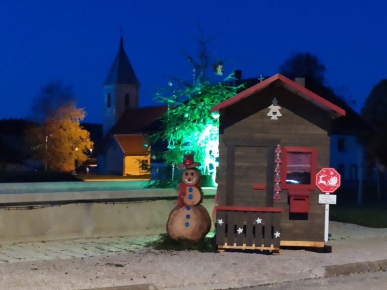 La cabane du Père Noël installée - LA CHENALOTTE